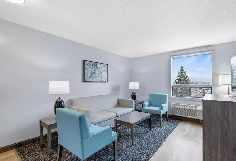 Deluxe Suite King Bed, Emerald Hotel & Suites Calgary Airport