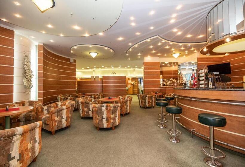 Трехместный Номер Стандарт с Балконом, Interhotel Montana