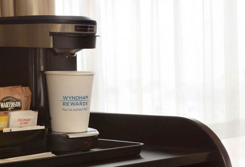 חדר סטנדרט שתי מיטות זוגיות, Travelodge By Wyndham Edmonton South