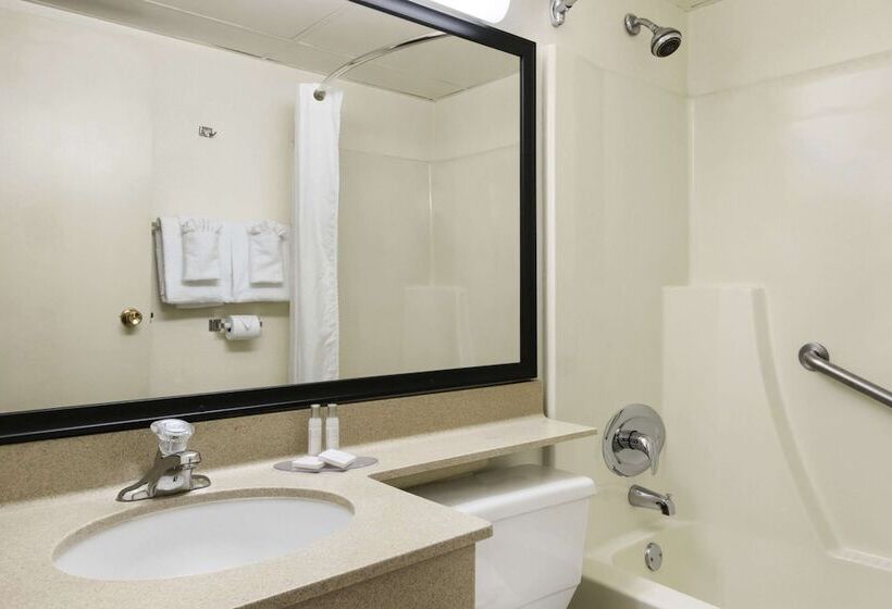 חדר סטנדרט שתי מיטות זוגיות, Travelodge By Wyndham Edmonton South