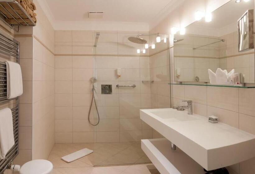 Superior suite with lake view, Boutique Hotel La Rocca