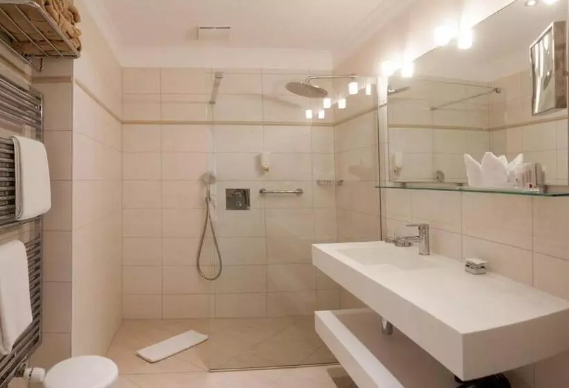 Superior suite with lake view, Boutique Hotel La Rocca
