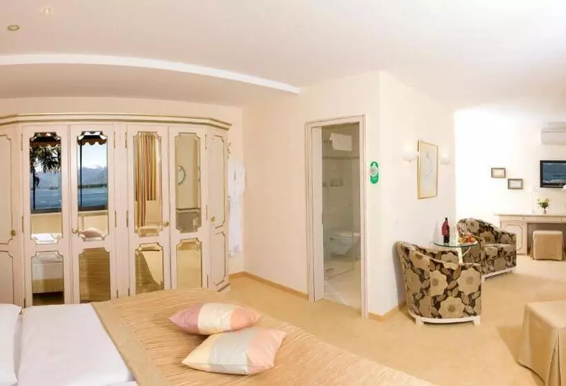 Superior suite with lake view, Boutique Hotel La Rocca