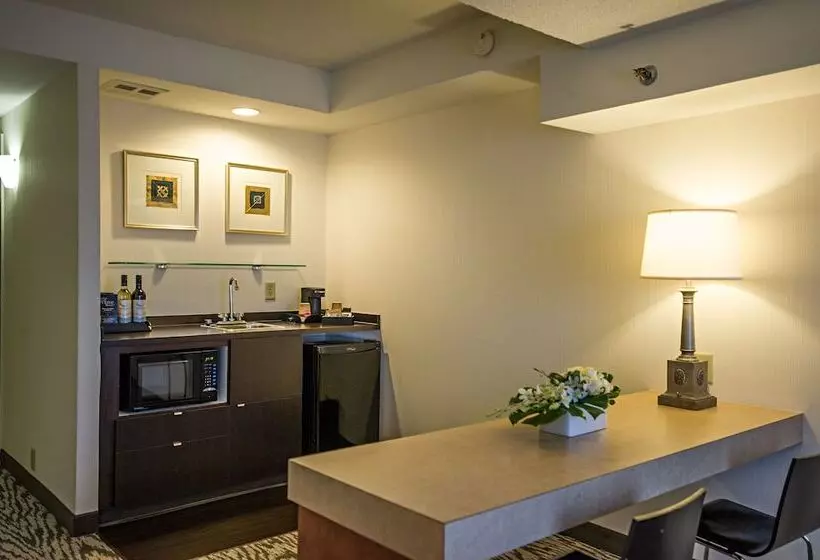 سوییت سوپریور, Cambridge Suites Hotel Halifax