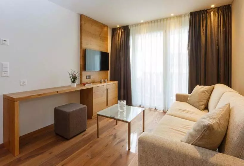 Suite with Balcony, Crown