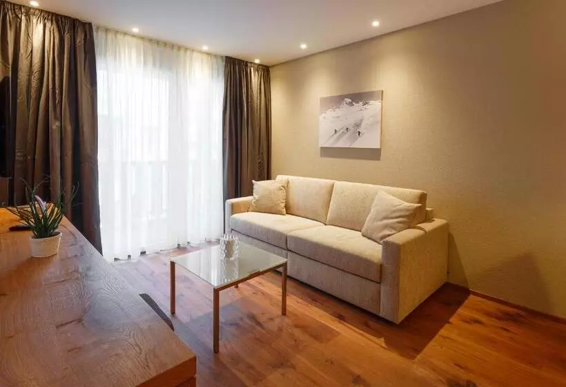 Suite with Balcony, Crown