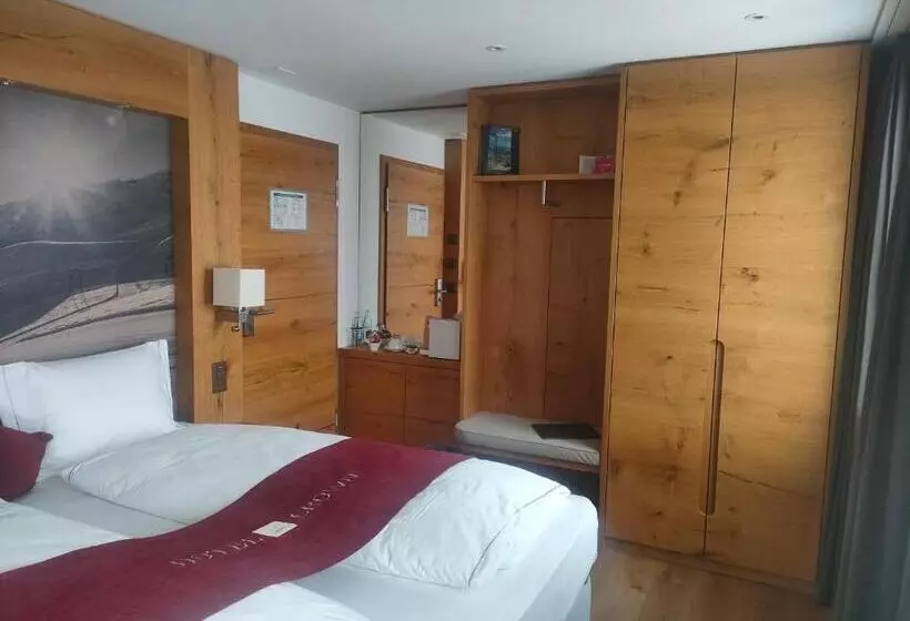 Standard Room, Crown