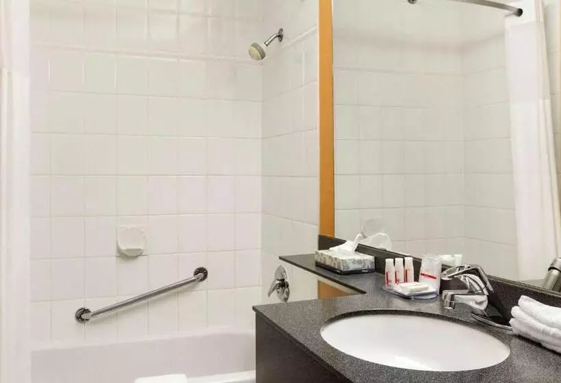 اتاق استاندارد با 2 تخت دوبل, Days Inn By Wyndham Vancouver Downtown