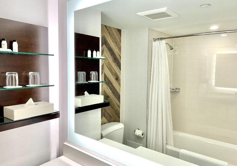 غرفة قياسية سرير ملكى, Delta Hotels By Marriott Sherbrooke Conference Centre