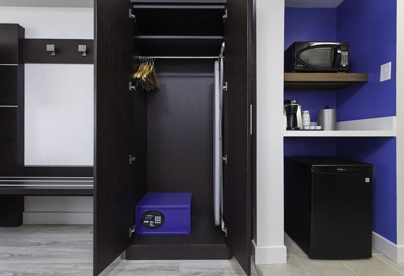 带按摩浴盆的套房, Holiday Inn Express & Suites Mississauga Toronto Southwest, An Ihg