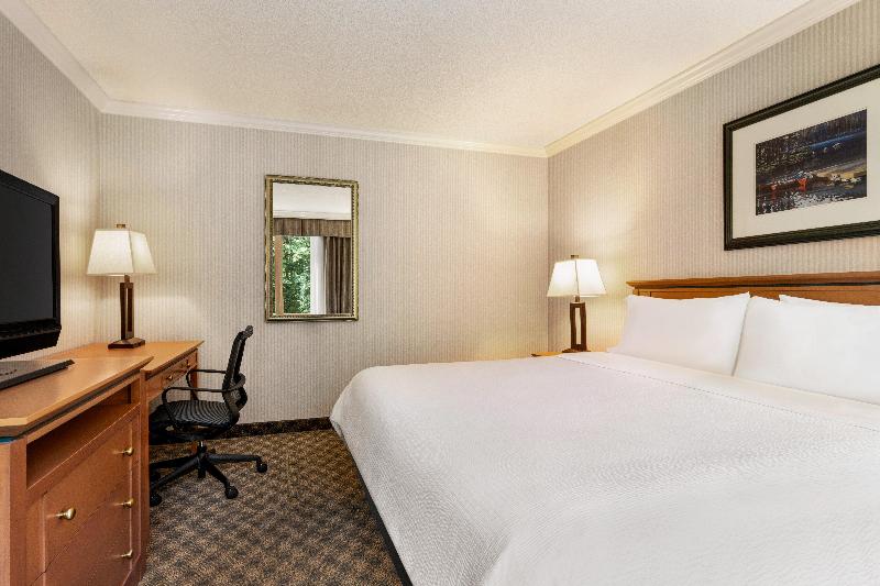 带大床的标准间, Holiday Inn & Suites North Vancouver, An Ihg