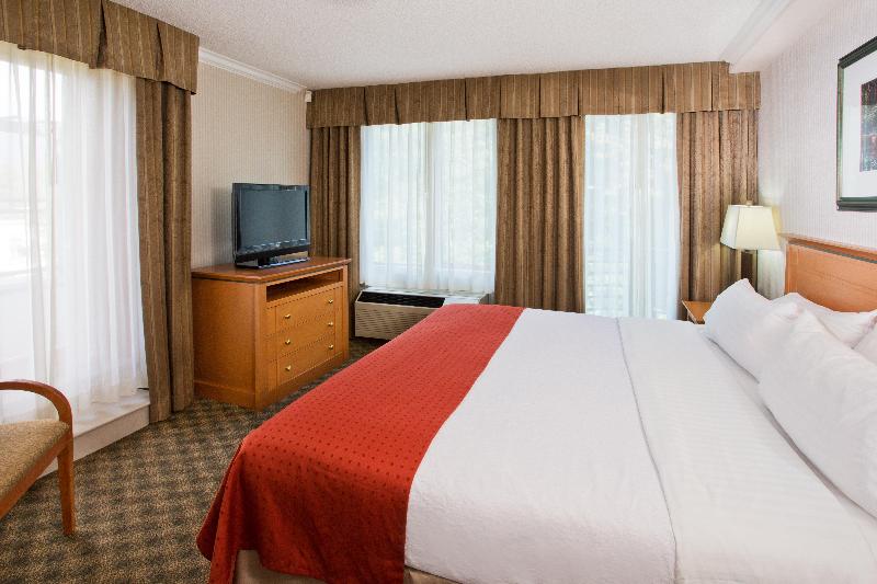 带大床的套房, Holiday Inn & Suites North Vancouver, An Ihg