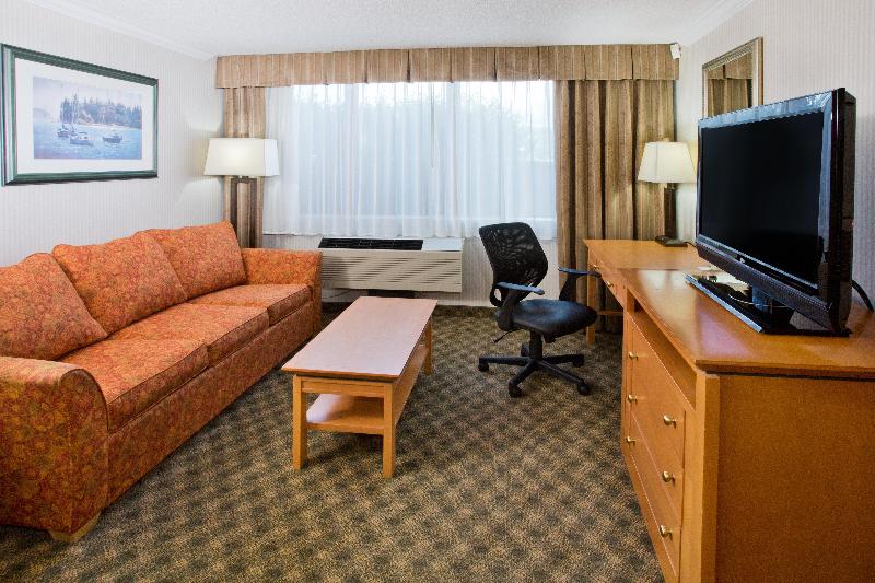 带大床的套房, Holiday Inn & Suites North Vancouver, An Ihg