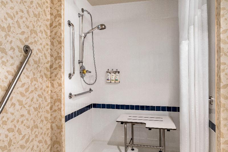 适合残疾人士使用的带超级大床的标准间, Holiday Inn & Suites North Vancouver, An Ihg