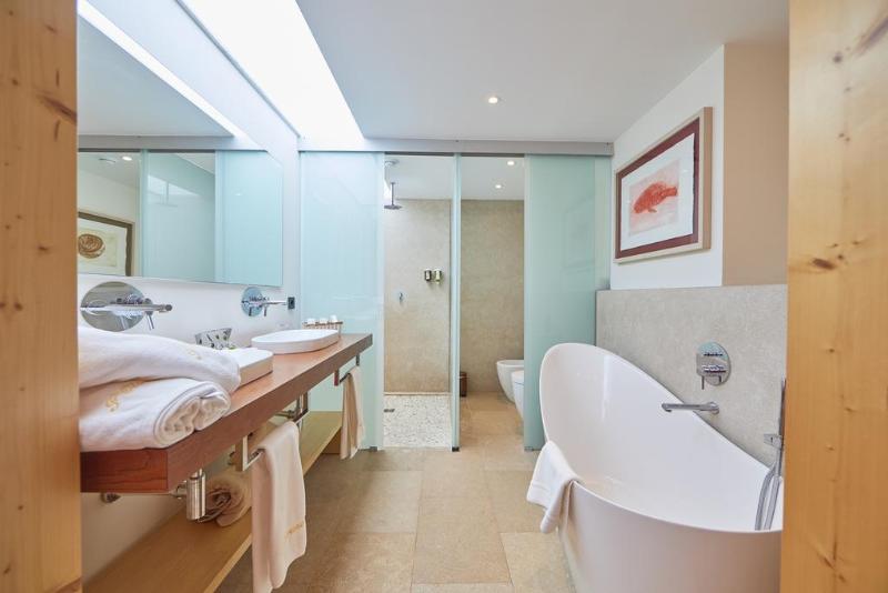 带大床的套房, Holiday Inn & Suites North Vancouver, An Ihg