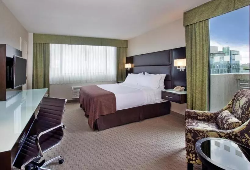 اتاق سوپریور با تخت بزرگ, Holiday Inn Vancouver Centre Broadway, An Ihg