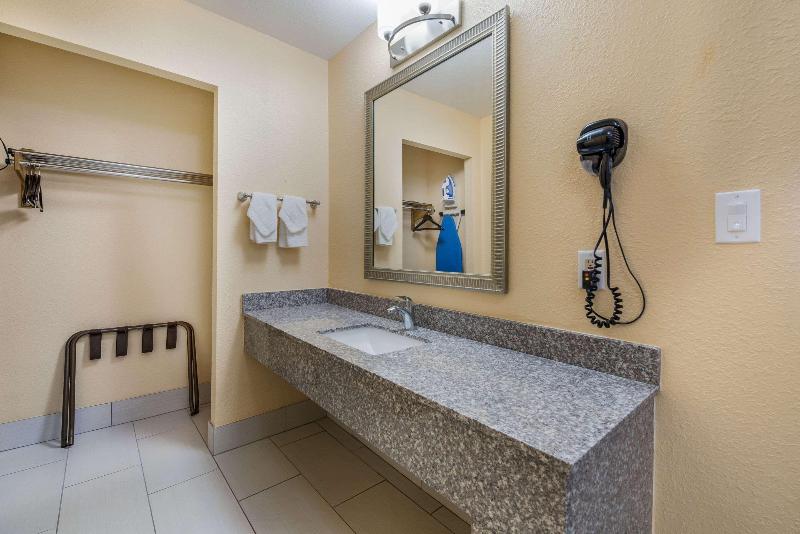 Номер Deluxe, Holiday Inn Vancouver Centre Broadway, An Ihg