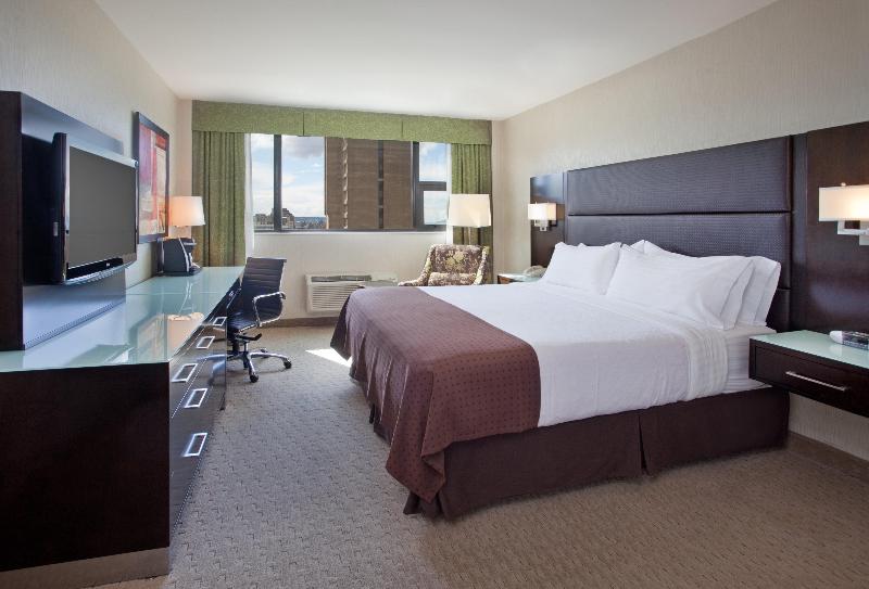 キングサイズベッドのスタンダードルーム, Holiday Inn Vancouver Centre Broadway, An Ihg