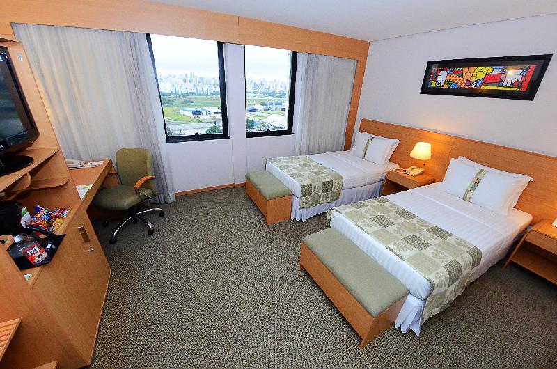 キングサイズベッドのデラックスルーム, Holiday Inn Vancouver Centre Broadway, An Ihg