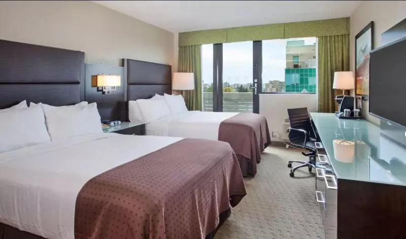 اتاق سوپریور با بالکن, Holiday Inn Vancouver Centre Broadway, An Ihg