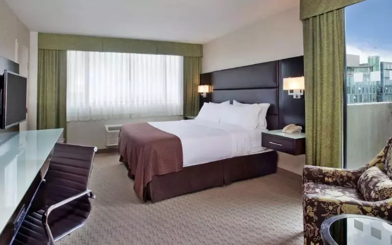 اتاق سوپریور با تخت بزرگ, Holiday Inn Vancouver Centre Broadway, An Ihg