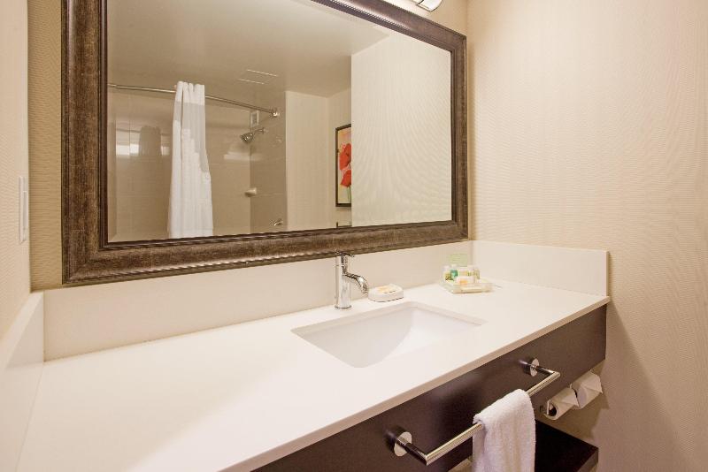 キングサイズベッドのスーペリアルーム, Holiday Inn Vancouver Centre Broadway, An Ihg