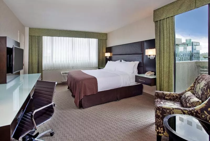 اتاق سوپریور با تخت بزرگ, Holiday Inn Vancouver Centre Broadway, An Ihg