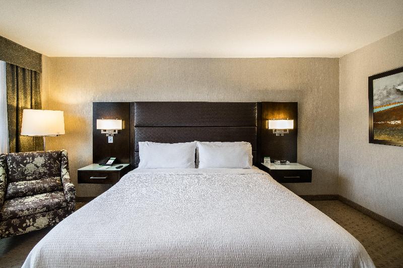 キングサイズベッドのスタンダードルーム, Holiday Inn Vancouver Centre Broadway, An Ihg