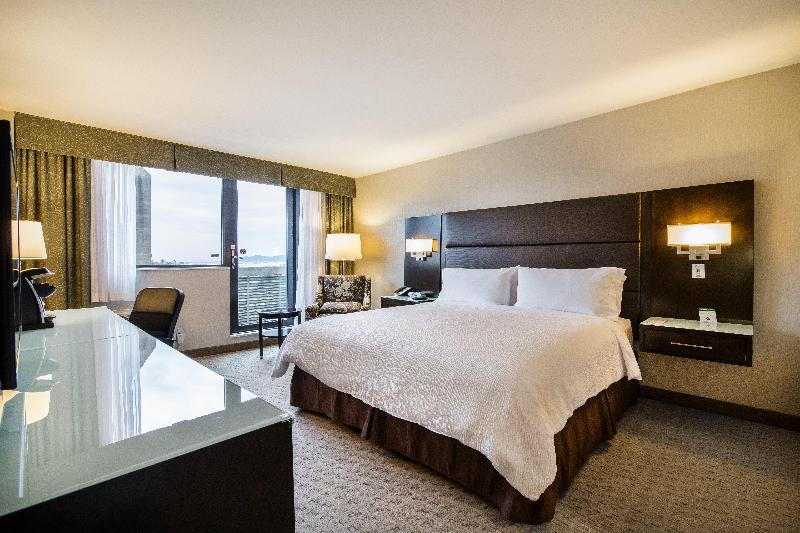 キングサイズベッドのスタンダードルーム, Holiday Inn Vancouver Centre Broadway, An Ihg