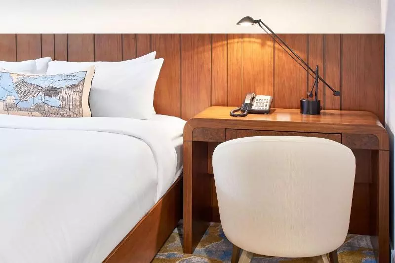 اتاق استاندارد با تخت بزرگ, Metropolitan Hotel Vancouver