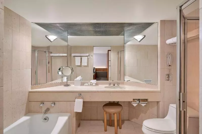 اتاق استاندارد با تخت بزرگ, Metropolitan Hotel Vancouver