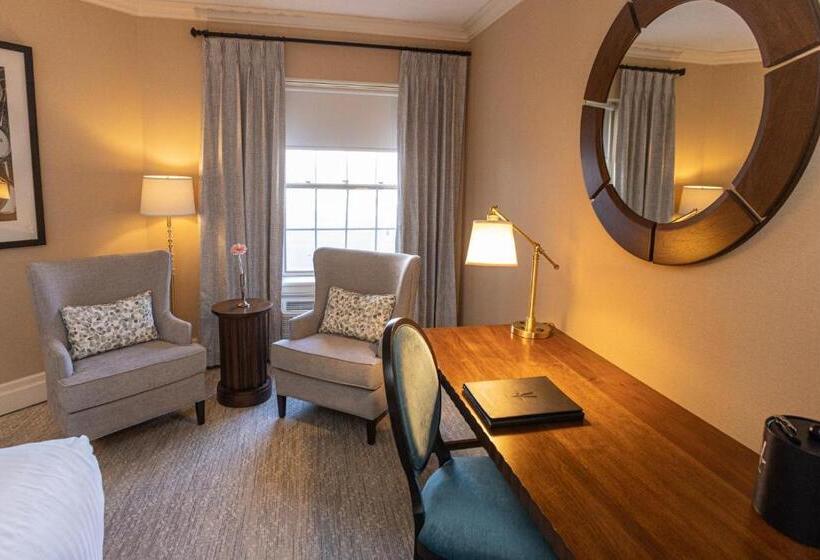 Классический Номер, Queens Landing