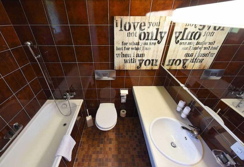 جناح جونيور, Seehofarosa