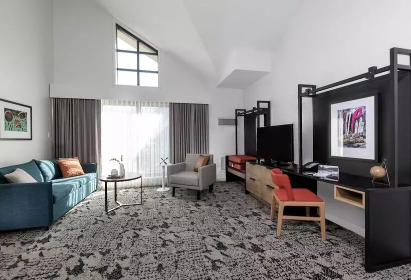 اتاق لوکس, The Crystal Lodge