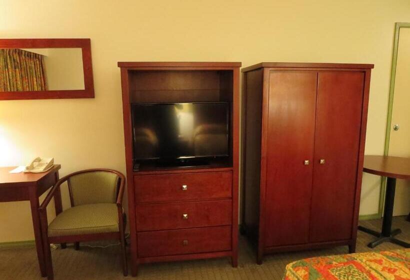 غرفه قياسيه سريرين مزدوجين, Town And Mountain