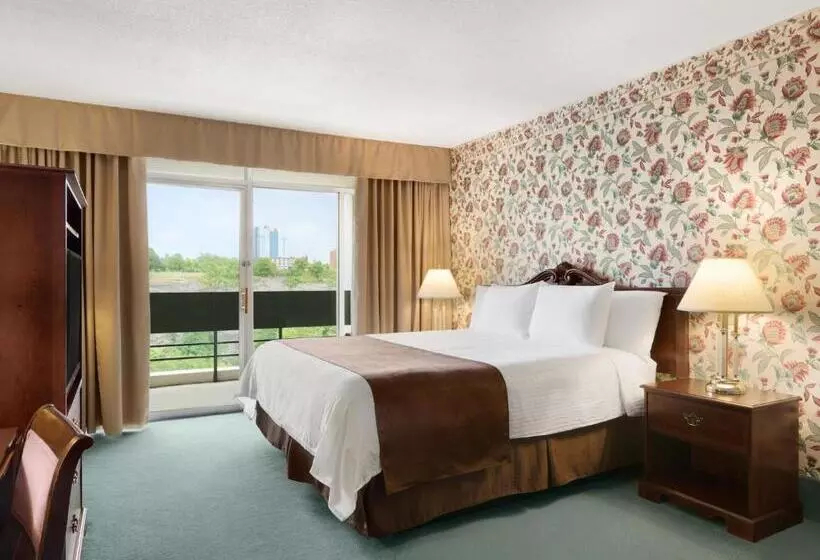 キングサイズベッドのスタンダードルーム, Travelodge By Wyndham Niagara Falls Fallsview