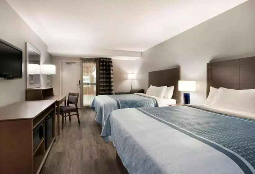 اتاق استاندارد با چشم‌انداز استخر, Travelodge Hotel By Wyndham Saskatoon