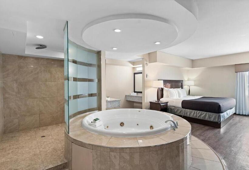 스위트 킹사이즈 침대, Travelodge Hotel By Wyndham Saskatoon