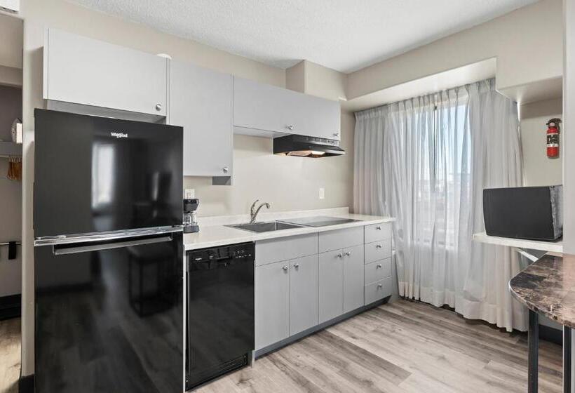 Люкс Кровать Кинг, Travelodge Hotel By Wyndham Saskatoon