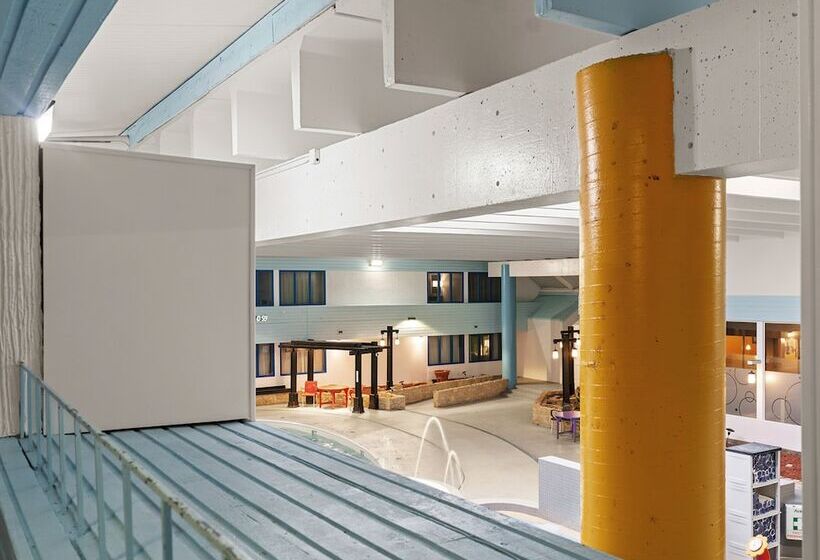 테마 스위트, Travelodge Hotel By Wyndham Saskatoon