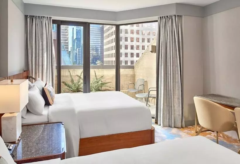 مجموعه ویستا شهر, Metropolitan Hotel Vancouver