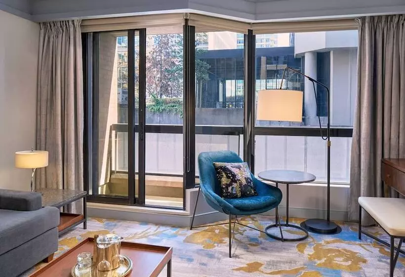 مجموعه ویستا شهر, Metropolitan Hotel Vancouver