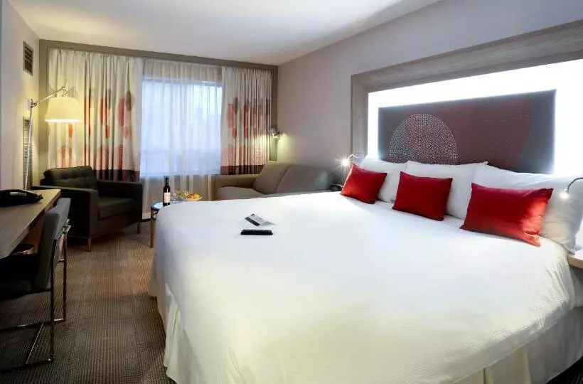 キングサイズベッドのスーペリアルーム, Doubletree By Hilton Ottawa Downtown