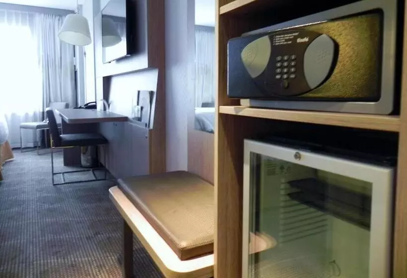キングサイズベッドのスーペリアルーム, Doubletree By Hilton Ottawa Downtown