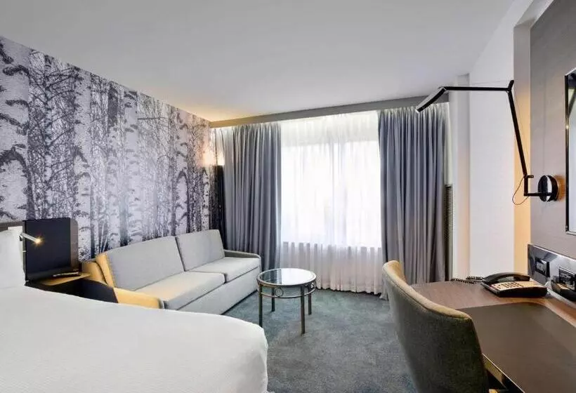 キングサイズベッドのスーペリアルーム, Doubletree By Hilton Ottawa Downtown