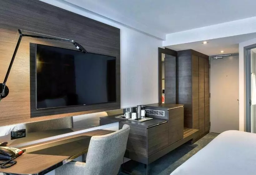キングサイズベッドのスタンダードルーム, Doubletree By Hilton Ottawa Downtown