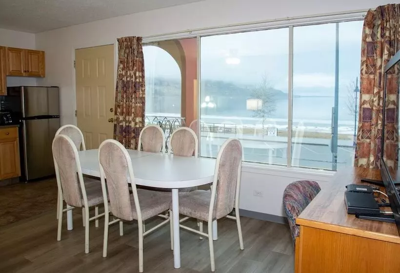 Suite with lake view, Spanish Villa Resort