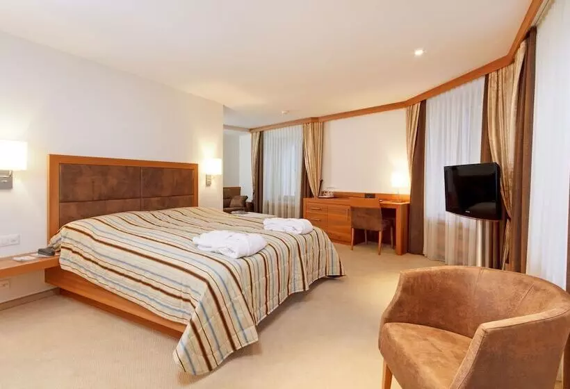 سوییت جونیور, Art Boutique Hotel Monopol