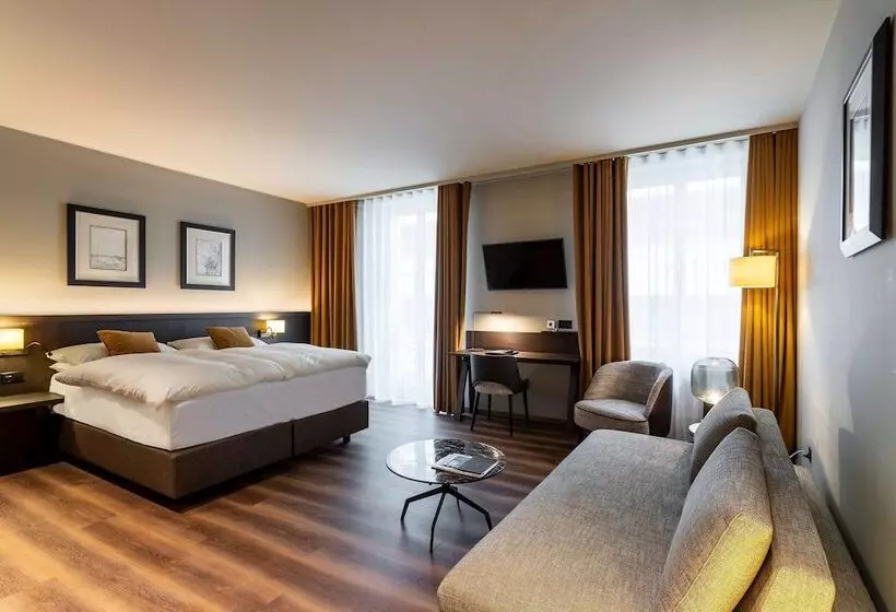 سوییت جونیور, Art Boutique Hotel Monopol
