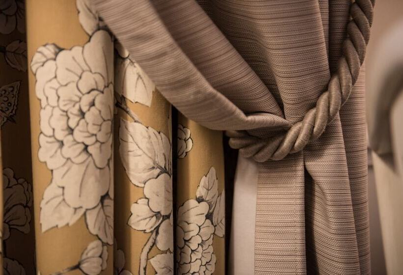 غرفة ديلوكس مطلة على البحيرة, Grand Hotel Du Lac   Relais & Châteaux